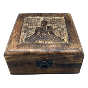 Fyrkantig träask med handsnidat Buddha-motiv på locket