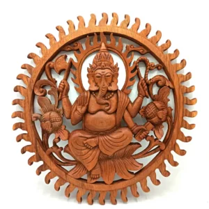 Handskuren dekorativ träpanel med Ganesh-motiv i naturligt Suarträ
