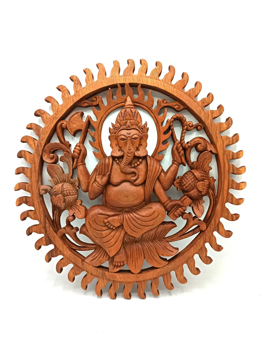 Handskuren dekorativ träpanel med Ganesh-motiv i naturligt Suarträ