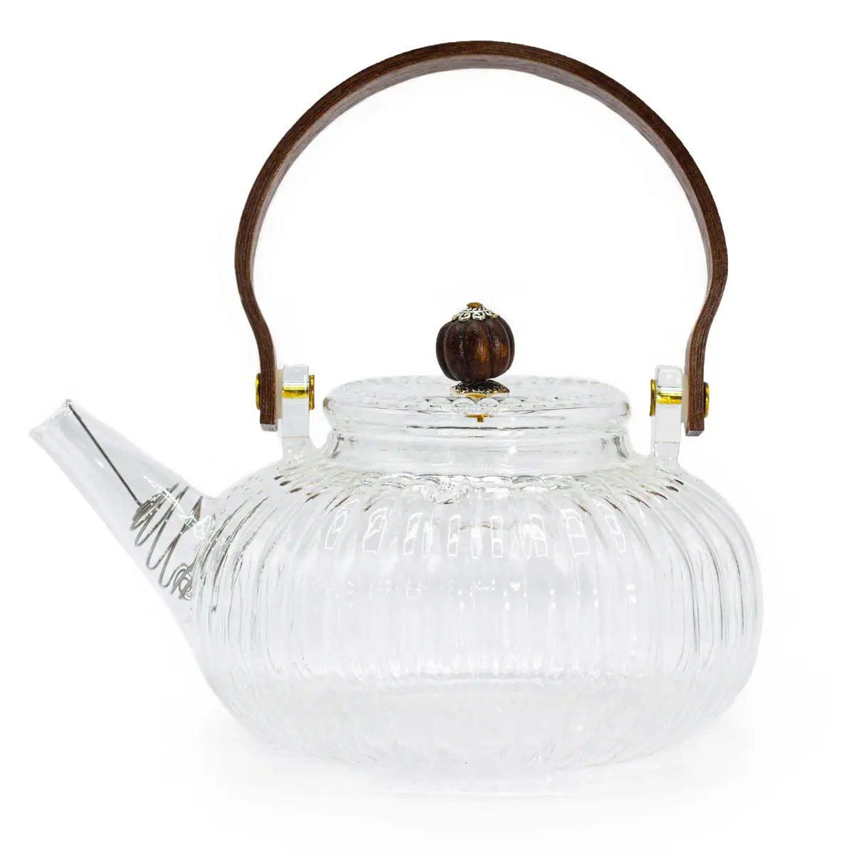 Klar glaskanna med räfflad yta och trähandtag, infuser synlig i pipen