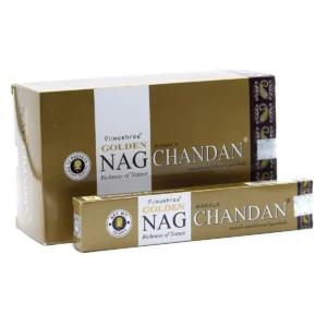 Förpackning med Golden Nag Masala Chandan rökelsepinnar i guld och vitt
