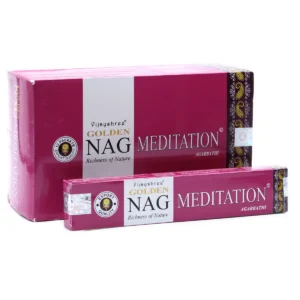 Förpackning med Golden Nag meditation rökelsepinnar i vinröd och vit design