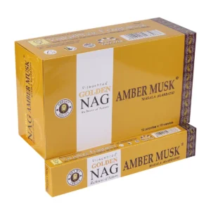 Förpackning med Golden Nag-rökelsepinnar Amber Musk i gul förpackning