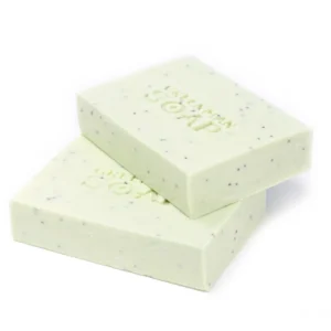 Tvålkakor från Greenman Soap med små svarta prickar i ljusgrön färg