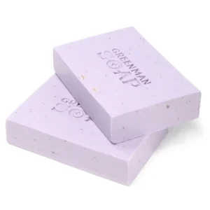 Tvålkakor i ljuslila färg med texten Greenman Soap präglad