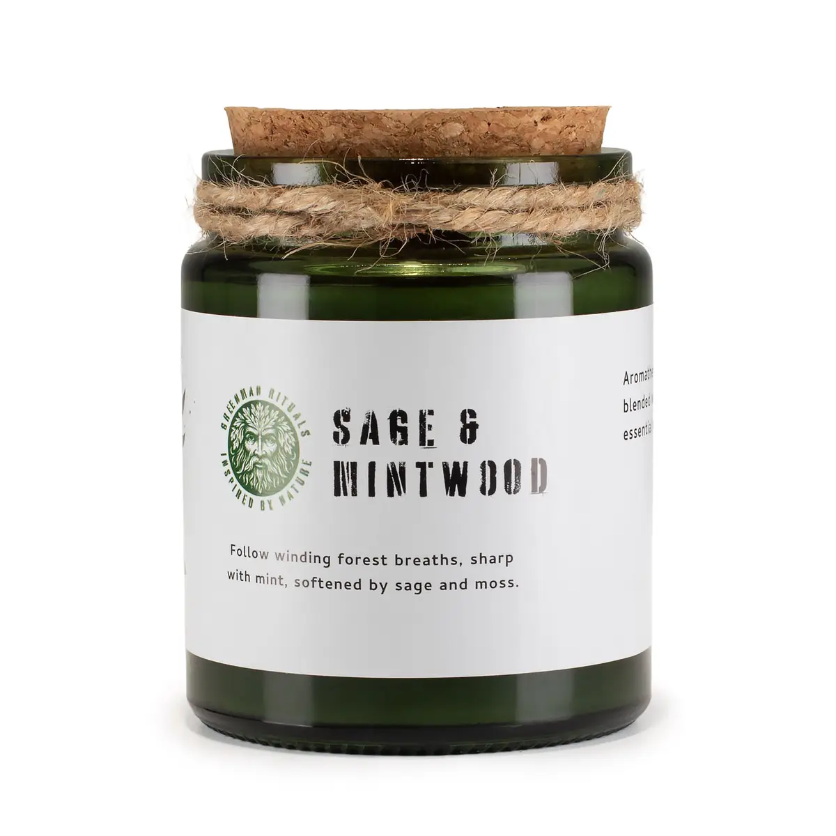 Grönt glasljus med korklock och etikett med texten Sage & Mintwood