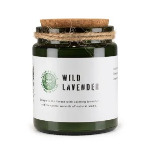 Grönt glasljus med korklock och etikett med texten Wild Lavender från Greenman Rituals