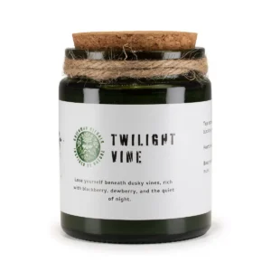 Grönt glasljus med korklock och etikett för Greenman Woodwick Twilight Vine doftljus