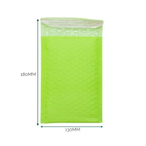 Grönt bubbelkuvert i polyeten med måtten 130x180 mm och självhäftande flik