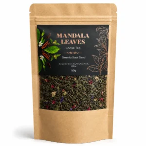 Påse med grönt te blandat med mynta och blomblad i lösvikt