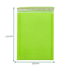 Grönt vadderat bubbelkuvert i polyeten med måtten 180x230 mm och självhäftande flik