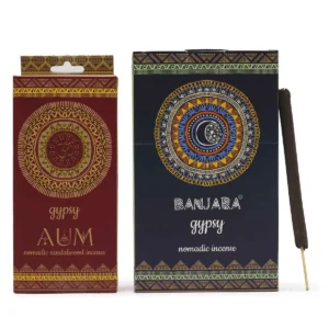 Förpackning med Gypsy Nomadic rökelsestickor AUM och en tänd rökelsesticka