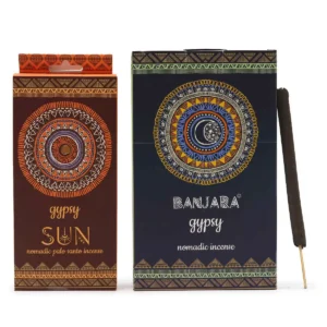 Förpackningar med Gypsy Nomadic Rökelsestickor SUN och en tänd rökelsesticka