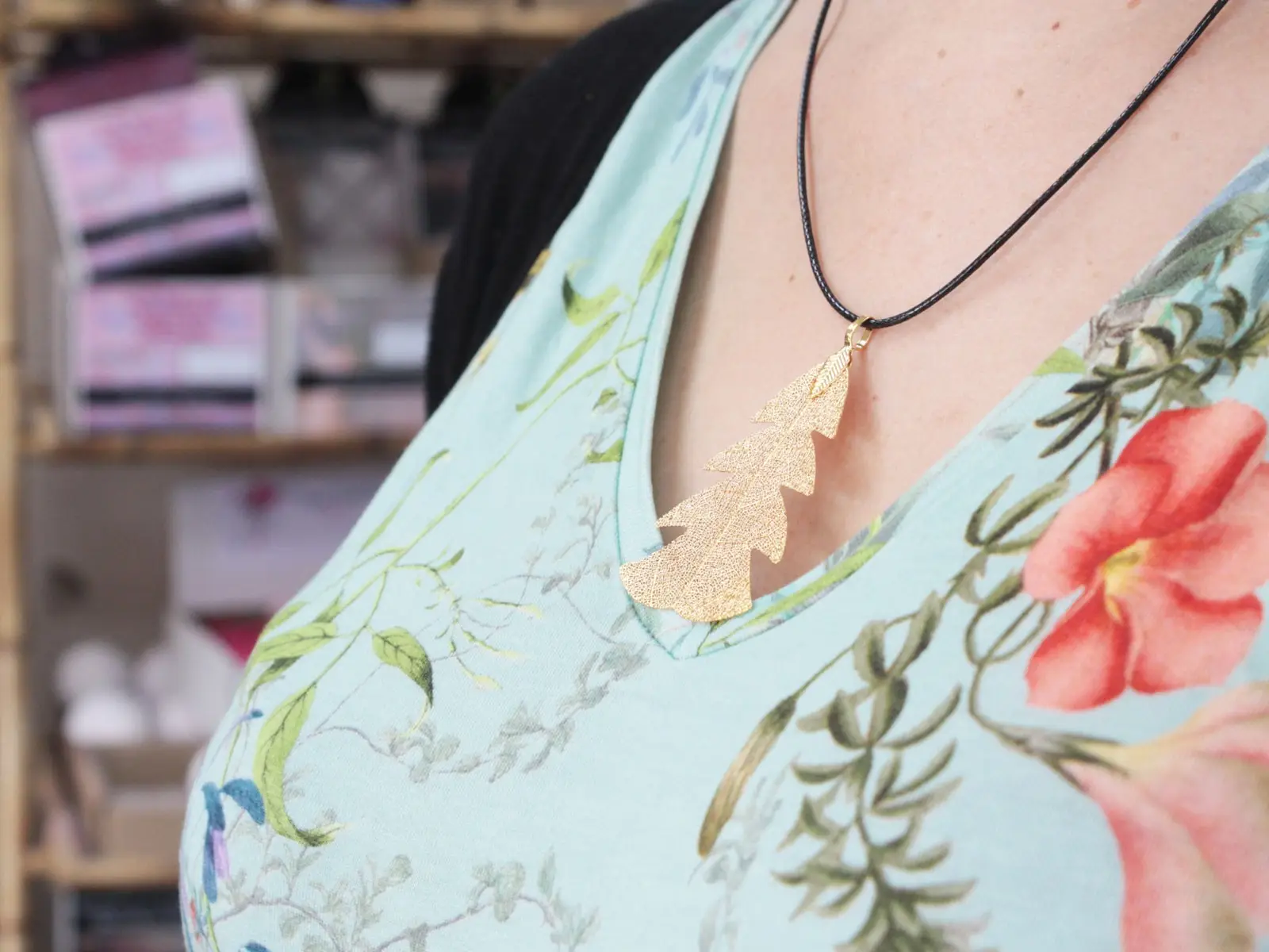 Halsband med äkta blad i guld – Festlig gran - produktbild 4