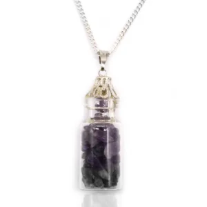 Halsband med liten glasflaska fylld med lila ametiststenar