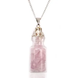 Halsband med liten glasflaska fylld med rosa rosenkvarts på vit bakgrund