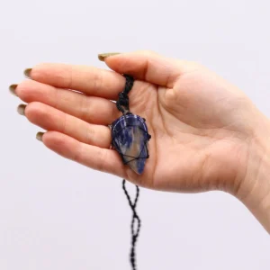 Halsband med infattat droppformat sodalitstenhänge - produktbild 4