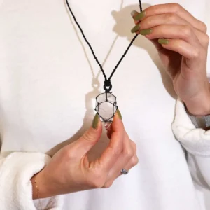 Halsband med infattat hänge i bergkristall, droppform - produktbild 3