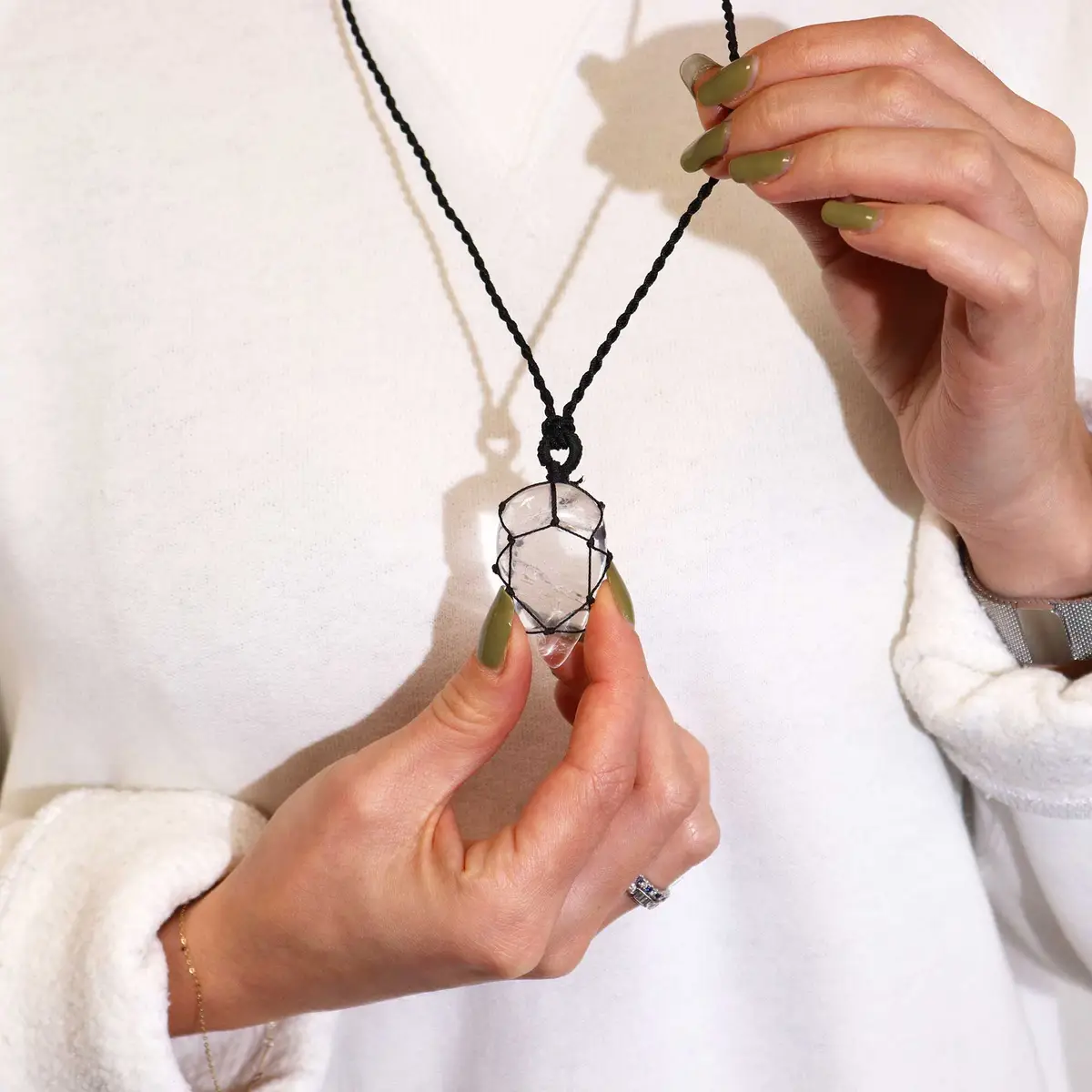 Halsband med infattat hänge i bergkristall, droppform - produktbild 3