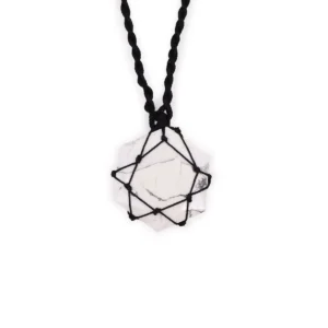Hexagonformat vitt howlit-hänge infattat med svart snöre på justerbart halsband