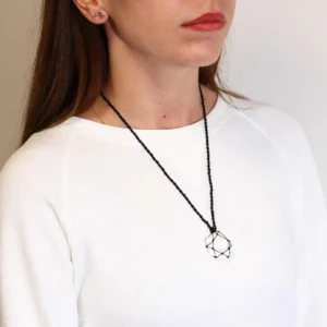 Halsband med infattat hexagonformat hänge i vit howlit - produktbild 3
