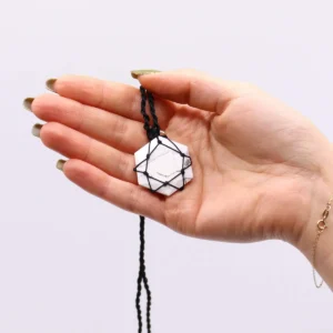 Halsband med infattat hexagonformat hänge i vit howlit - produktbild 4