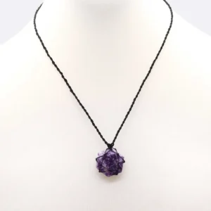 Halsband med infattat hexagonformat lepidolit-berlock - produktbild 2