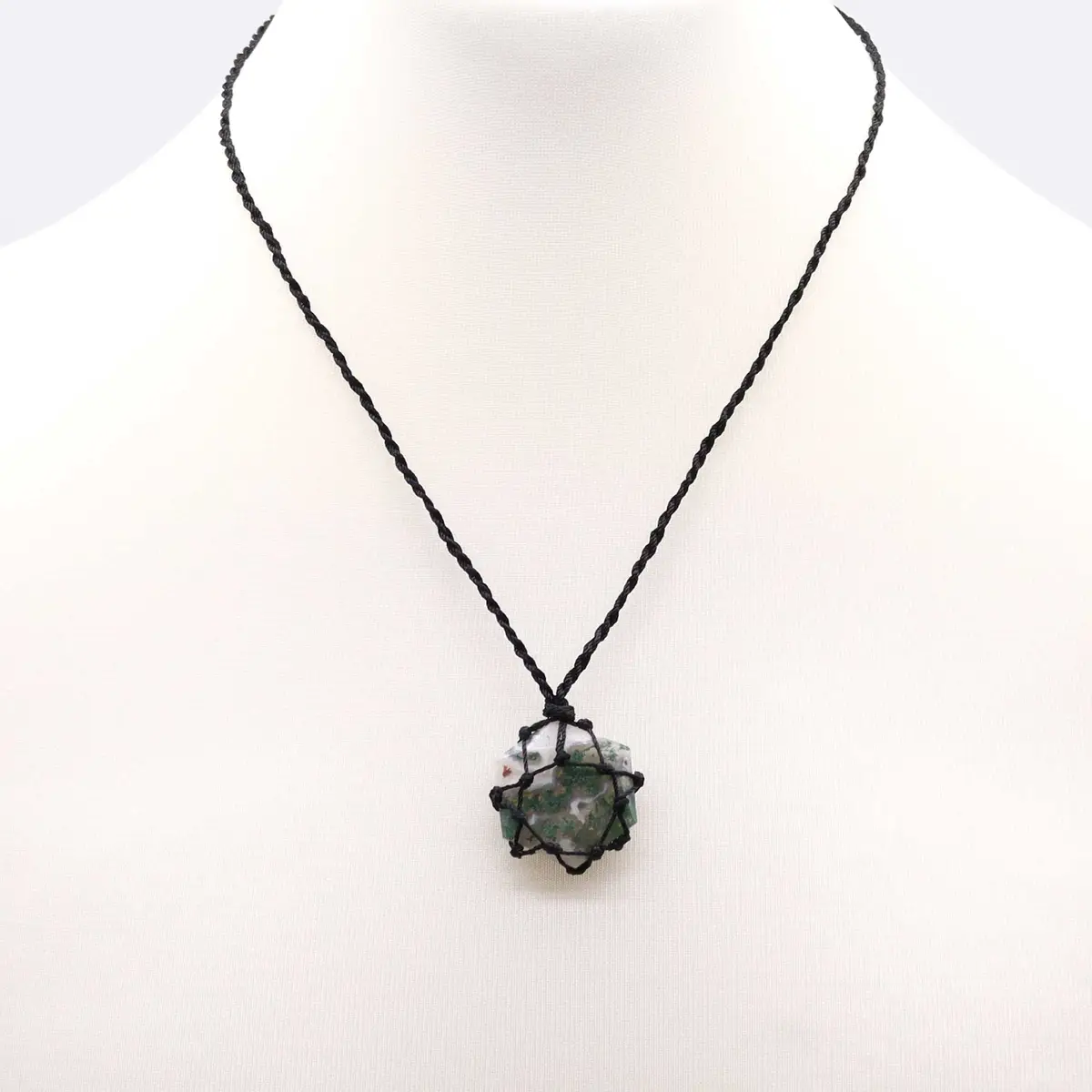 Halsband med infattat hexagonformat mossagat-hänge - produktbild 2