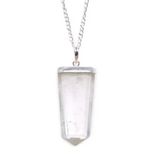 Halsband med platt hänge i klar bergkristall på silverpläterad kedja