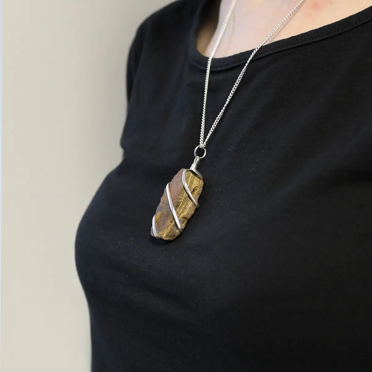 Halsband med rå tigeröga i silverinfattning - produktbild 3