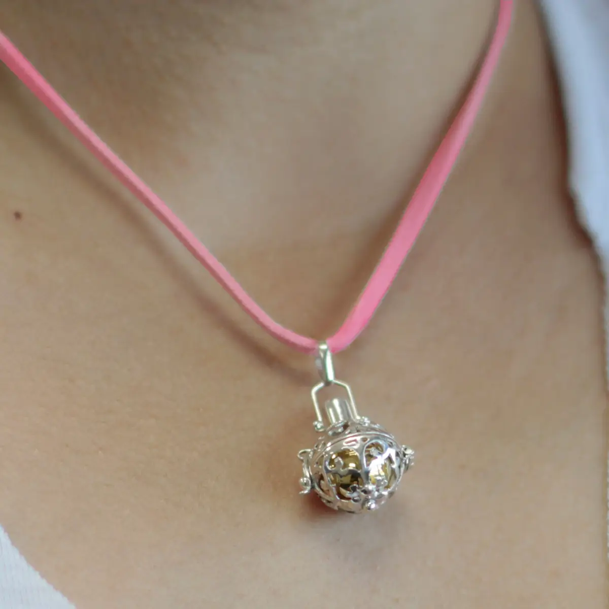 Halsband med silveränglarskälla Guardian 16 mm på rosa band runt hals