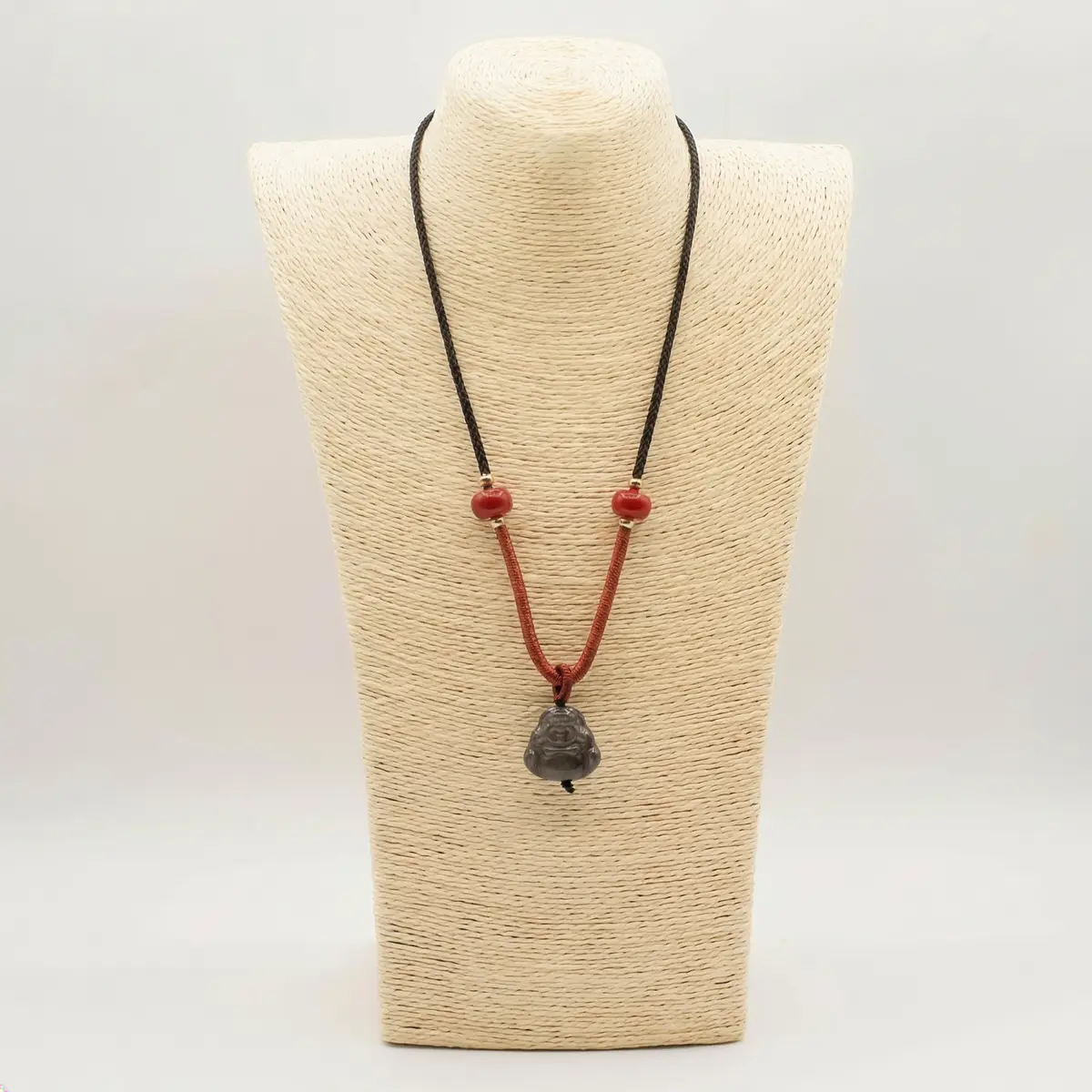 Halsband med snöre och hänge i silverobsidian med Buddha-motiv - produktbild 3