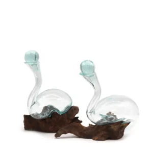 Handblåst glasdekoration formad över naturlig trärot från Bali