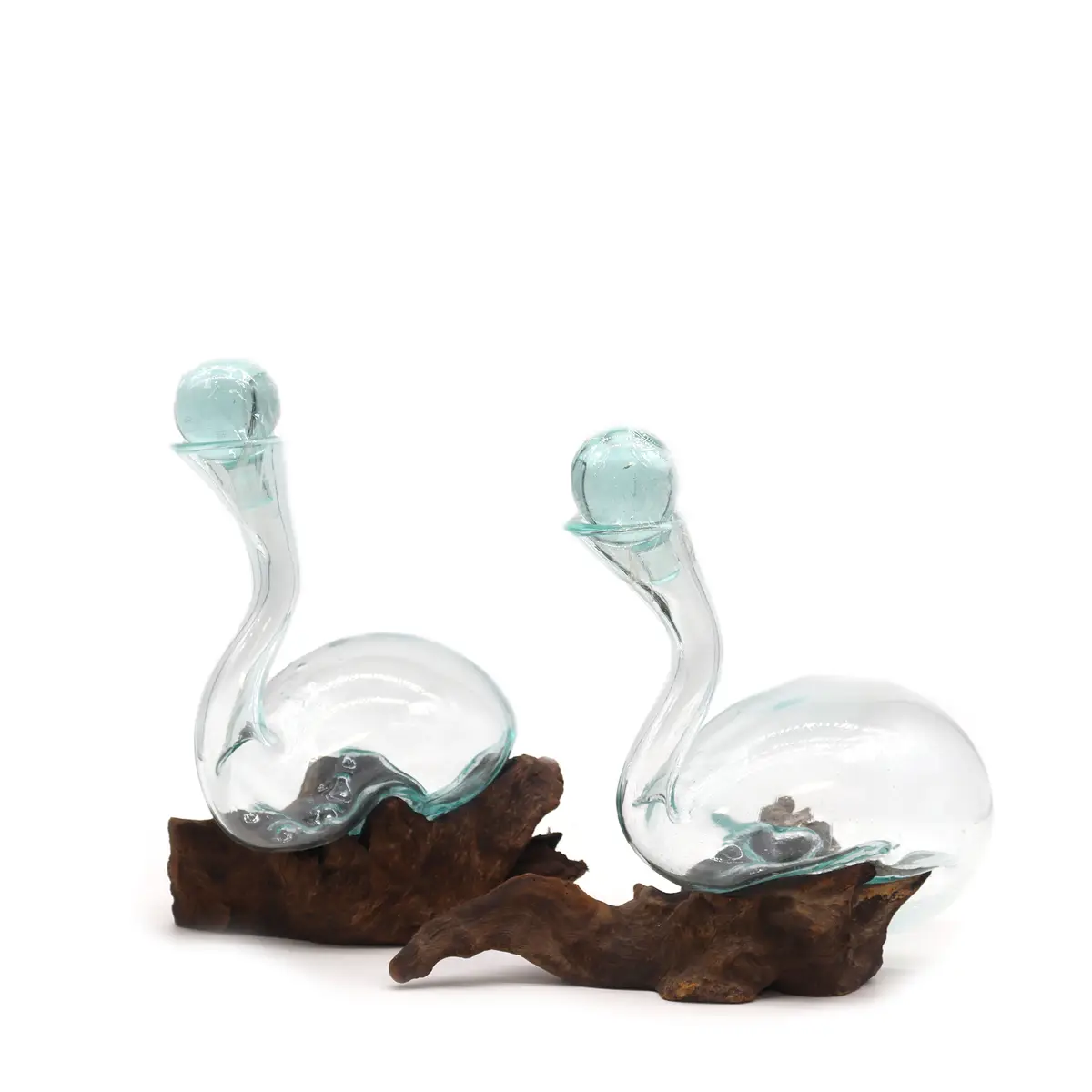 Handblåst glasdekoration formad över naturlig trärot från Bali
