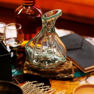 Handblåst minidekantör i glas på träfot 24 cm - produktbild 9