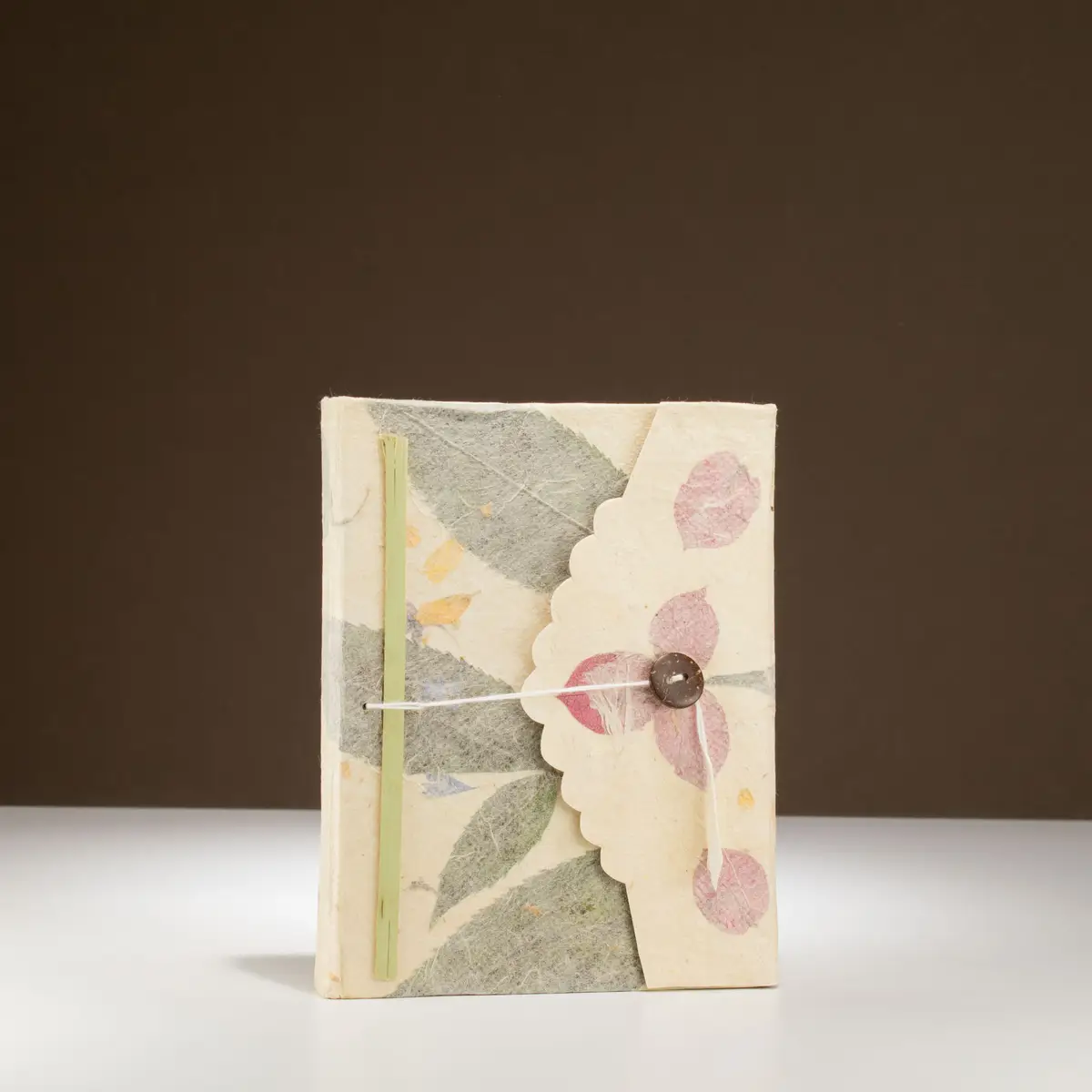 Handgjord anteckningsbok i Lokta-papper med bougainvillea, 15x12 cm - produktbild 4