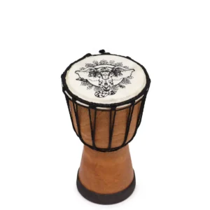Handgjord djembe-trumma med bred topp och elefantmandal, tillverkad i suarträ med getskinns trumskinn