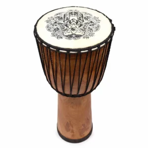 Handgjord djembe-trumma med bred topp och svartvit Hamsa-hand på getskinnstrumma