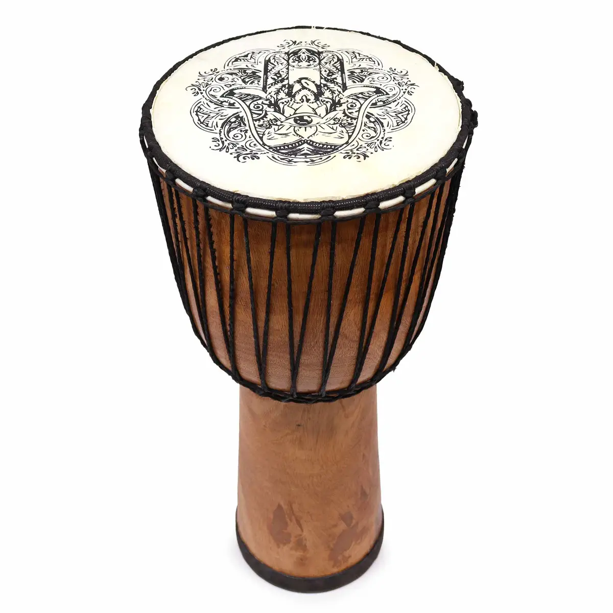 Handgjord djembe-trumma med bred topp och svartvit Hamsa-hand på getskinnstrumma