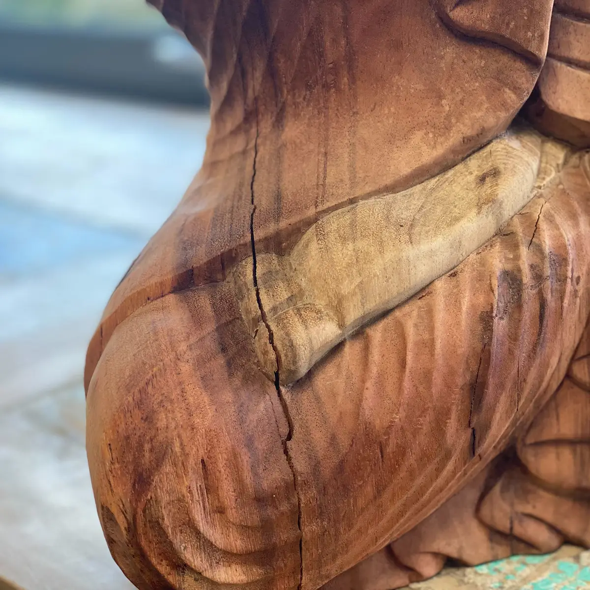 Handgjord Buddha-staty i Suarträ 30 cm - produktbild 4