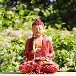 Handgjord Buddha-staty i Suarträ sittande med undervisande gest utomhus