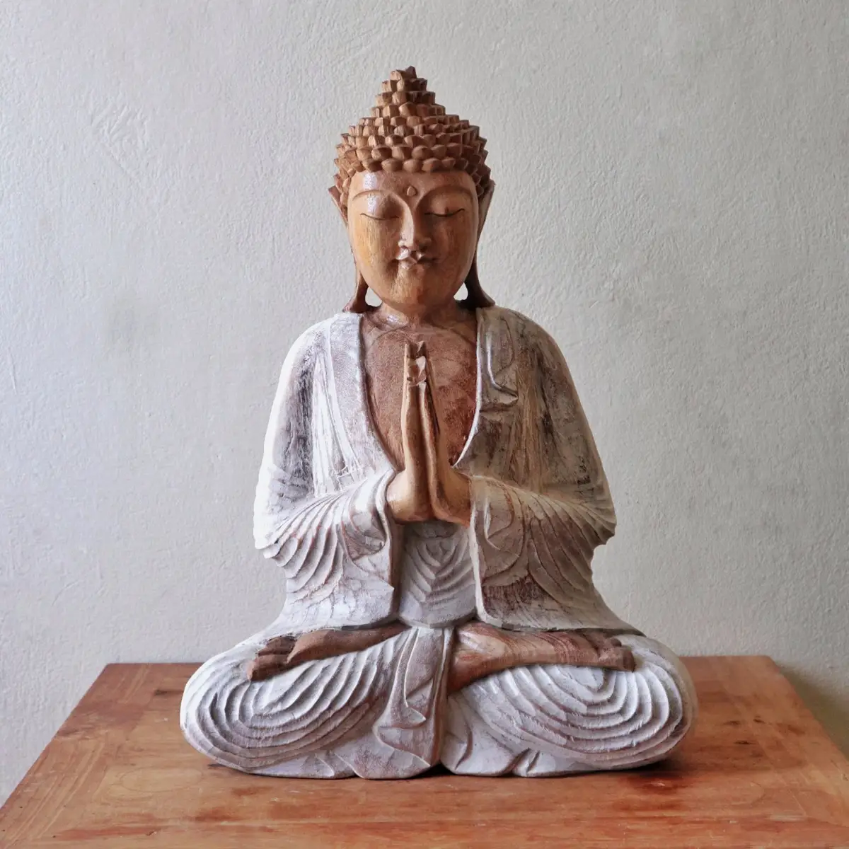 Handgjord Buddha-staty i Suarträ 40 cm vitlaserad - produktbild 4