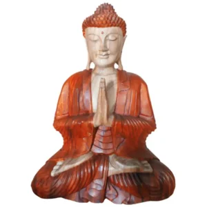 Handgjord Buddha-staty i trä med rödbrun dräkt och mediterande pose