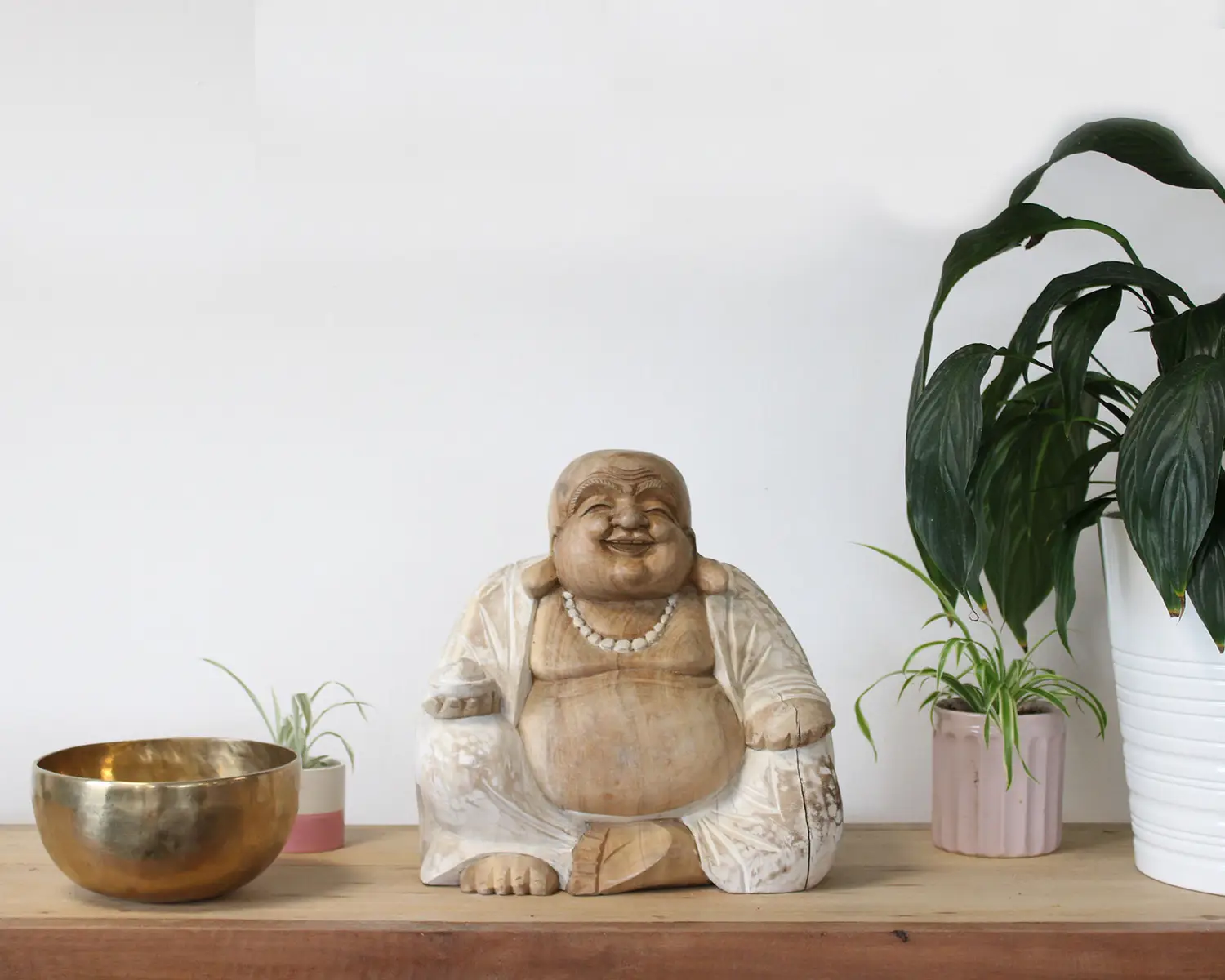 Handgjord Buddha-staty i vitlaserad träfinish, 30 cm - produktbild 4