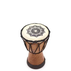 Handgjord djembe-trumma med mandalamönster på getskinnstopp och träkropp