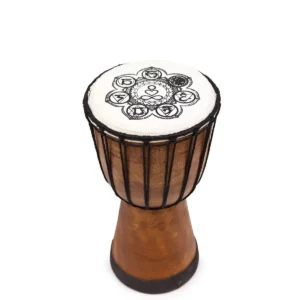 Handgjord djembe-trumma med bred topp och chakra-mönster på trumskinnet