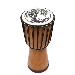 Handgjord djembe-trumma med brett huvud och Livets träd-motiv