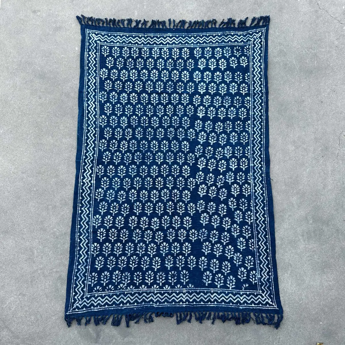 Handgjord indigoblå pläd med mönster 170x120 cm Chhota Flower - produktbild 2