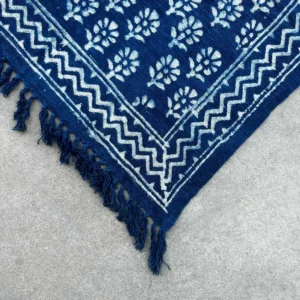 Handgjord indigoblå pläd med mönster 170x120 cm Chhota Flower - produktbild 3