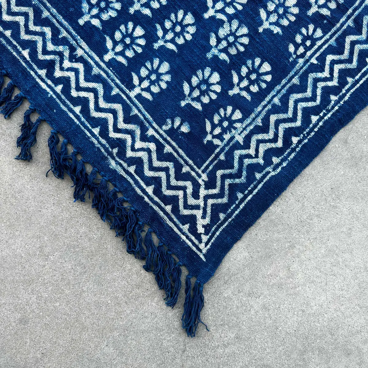 Handgjord indigoblå pläd med mönster 170x120 cm Chhota Flower - produktbild 3